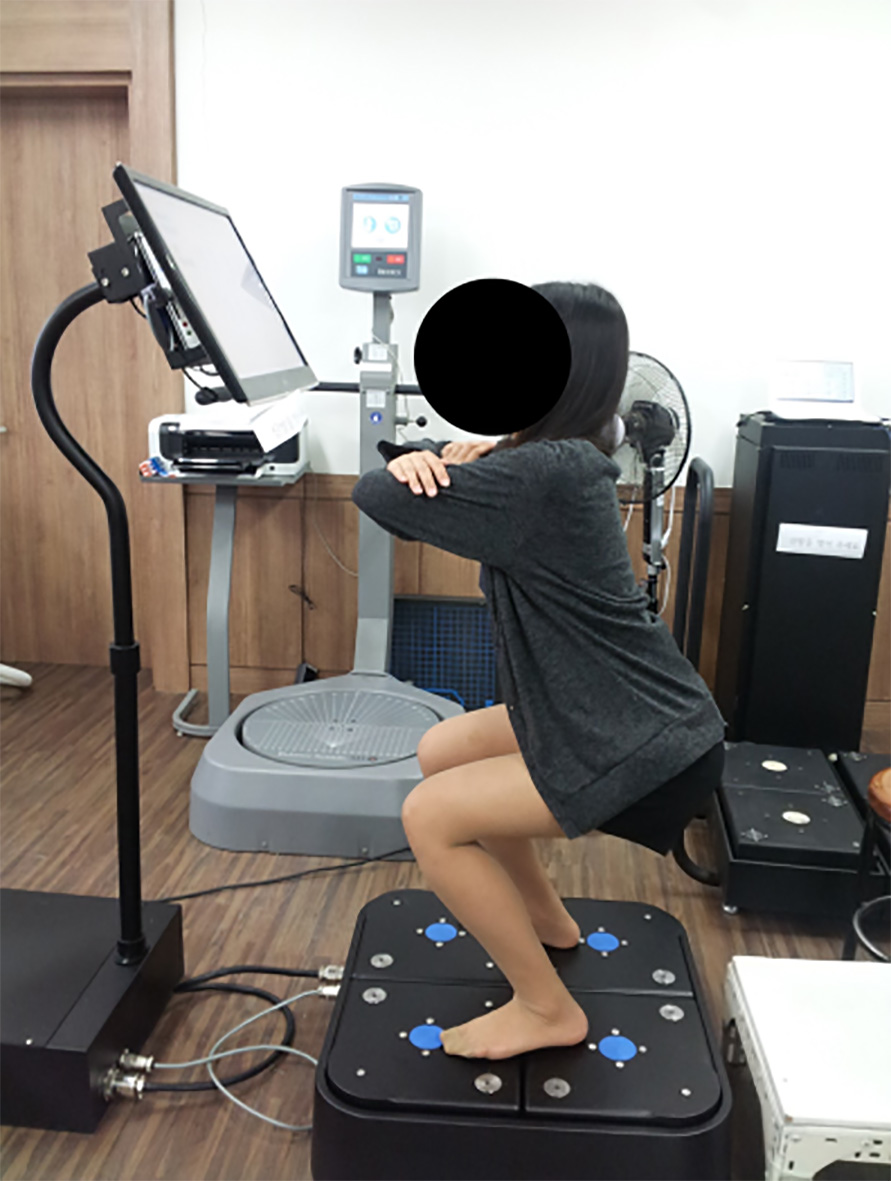 Squat exercise motion on the whole body vibration plate.