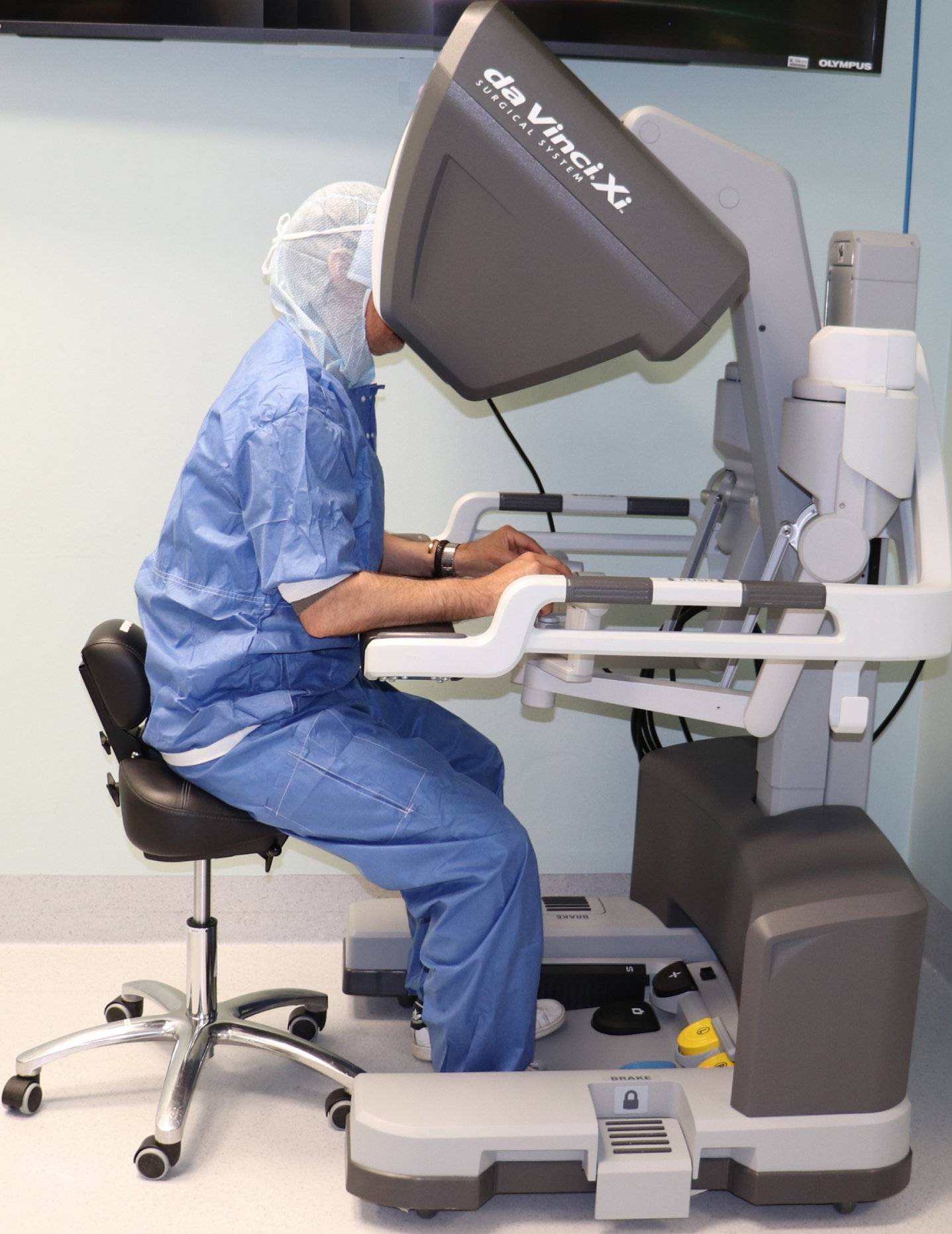 Work in a closed conventional robotic console, da Vinci Xi from Intuitive Surgical, Inc., California, US.